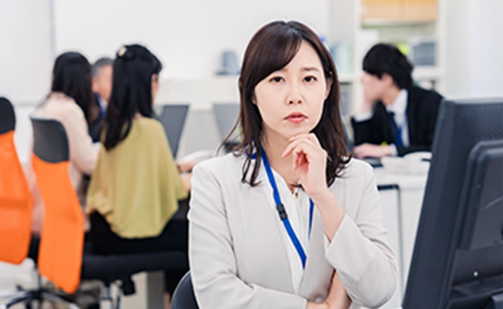 考え事をする女性